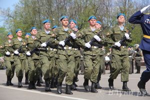 Парад Победы в Великих Луках (фото)