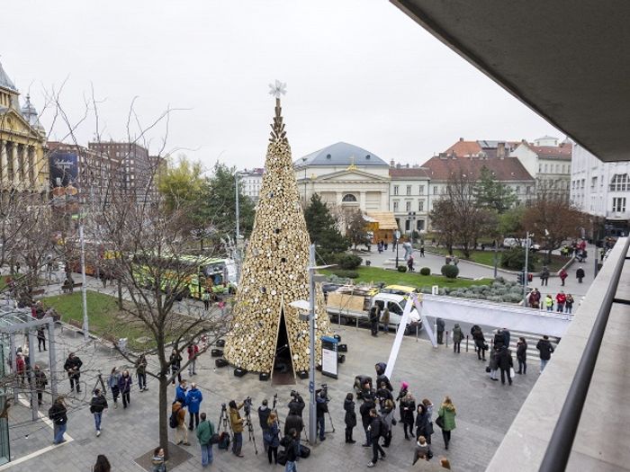 Старые машины, дрова и использованные банки: нетрадиционные идеи для рождественской елки