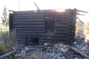 В Псковской области мужчина решил поменять газовый балон, как итог - сгорел дом, гараж, автомобиль и прицеп (фото)