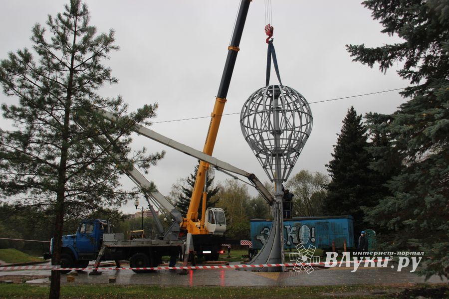 Знак воздухоплаванию устанавливают в Великих Луках (ФОТО)