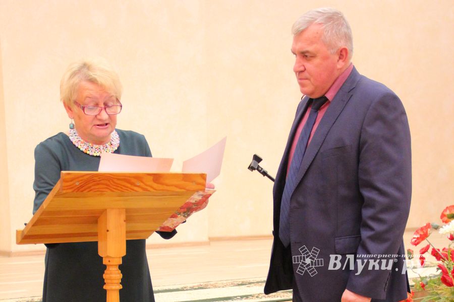 В Великих Луках ученики школы №13 поздравили своих педагогов (ФОТО)