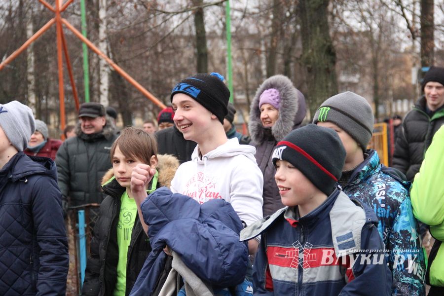 В Великих Луках сожгли Масленицу (фото)