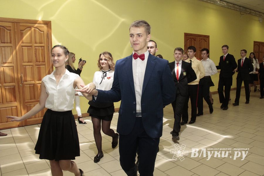 В Великих Луках состоялся кадетско-лицейский бал (ФОТО)