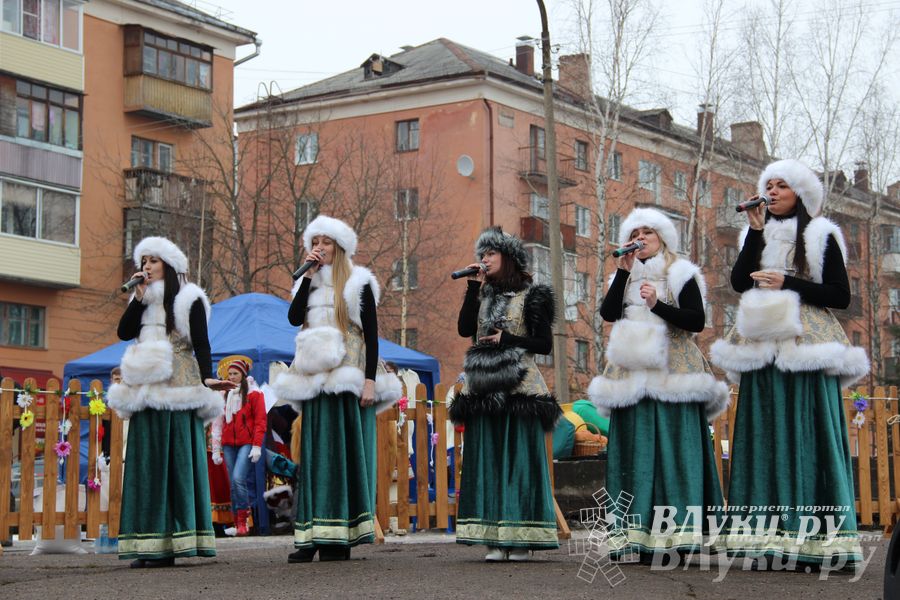 В Великих Луках состоялись проводы Широкой Масленицы — 2015 (фото)