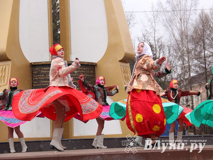 В Великих Луках сожгли Масленицу (фото)