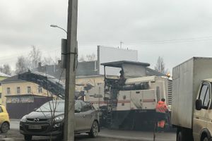 Вниманию автомобилистов - на улице Холмской снимают асфальт (ФОТО)