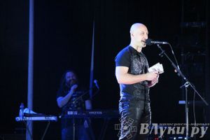 В Великих Луках состоялся концерт Дениса Майданова