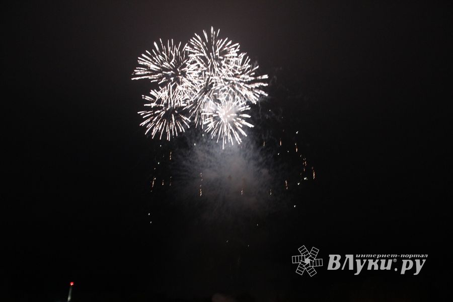 В Великих Луках прогремел праздничный салют в честь Дня Победы (ФОТО)