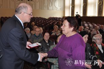 Первый заместитель главы города С. Г. Гусев вручил ветеранам юбилейные медали (фото)