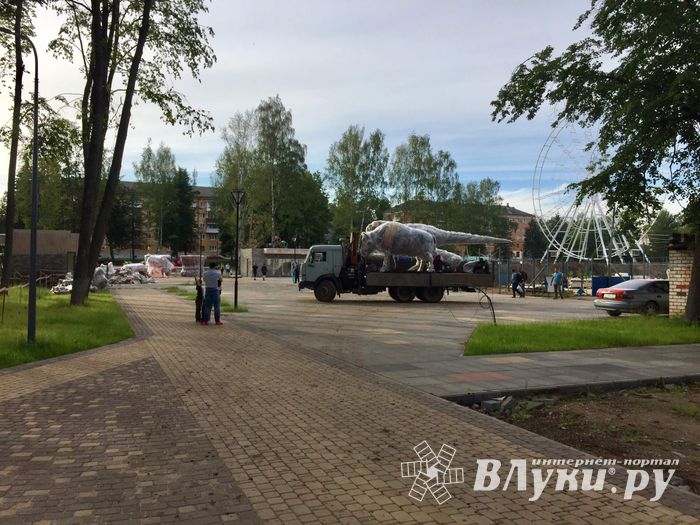 В Великие Луки завезли динозавров (ФОТО)