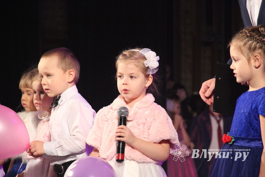 Юные артисты ГДК им. Ленина поздравили мам с праздником (ФОТО)