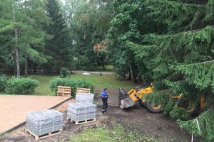 В Великих Луках продолжают благоустраивать городской парк (фоторепортаж)