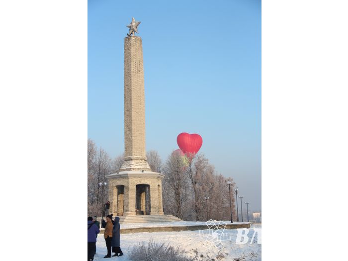 Над Великими Луками взлетели «Яблоки на снегу» (фото)