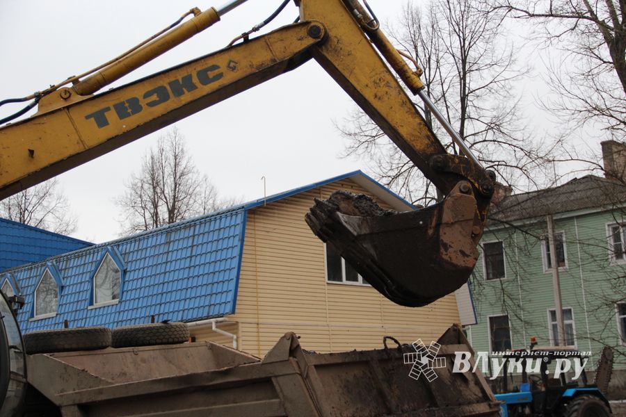 Из-за аварии в водоводе несколько домов отключены от воды (ФОТО)