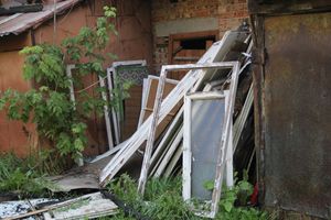 Фотофакт: Горелые сараи в центре Великих Лук превращаются в свалку (фото)