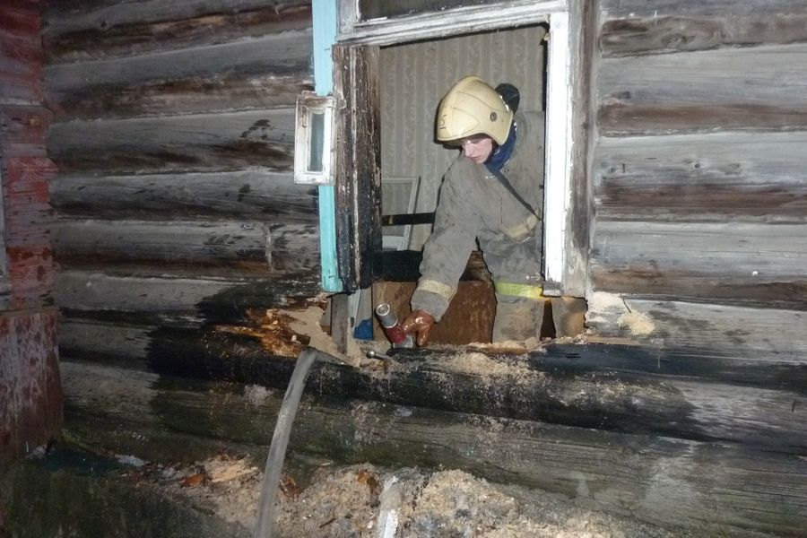 На улице Дальней в Великих Луках горел дом (ФОТО)