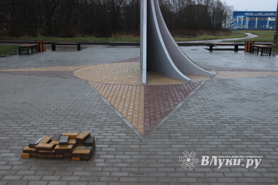 Площадку у будущего знака воздухоплаванию облагораживают (ФОТО)