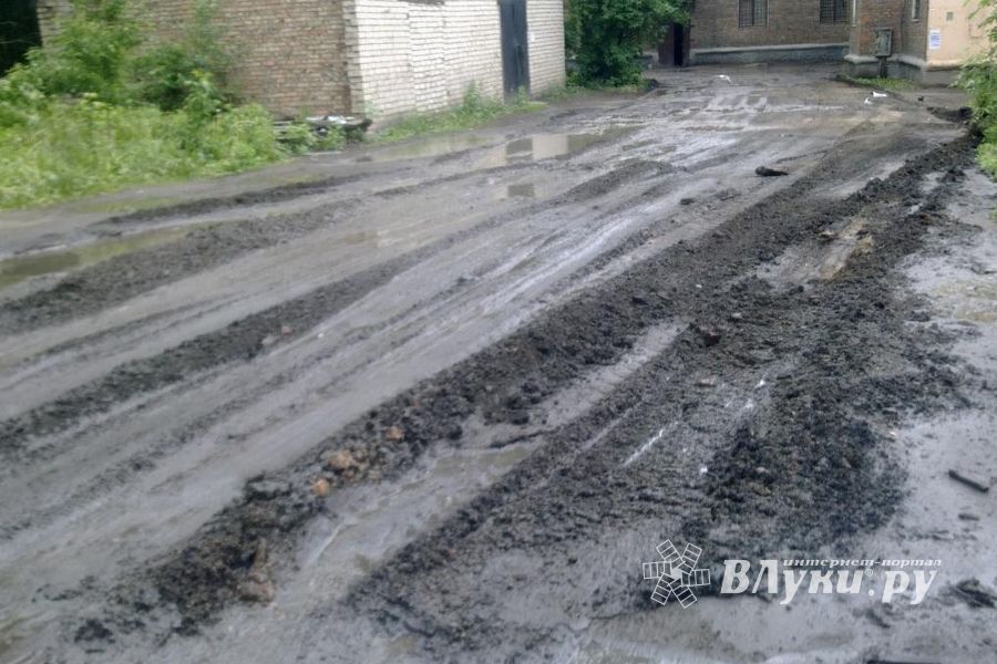 Грязь, лужи и ямы остались после грейдера во дворах по проспекту Гагарина в Великих Луках