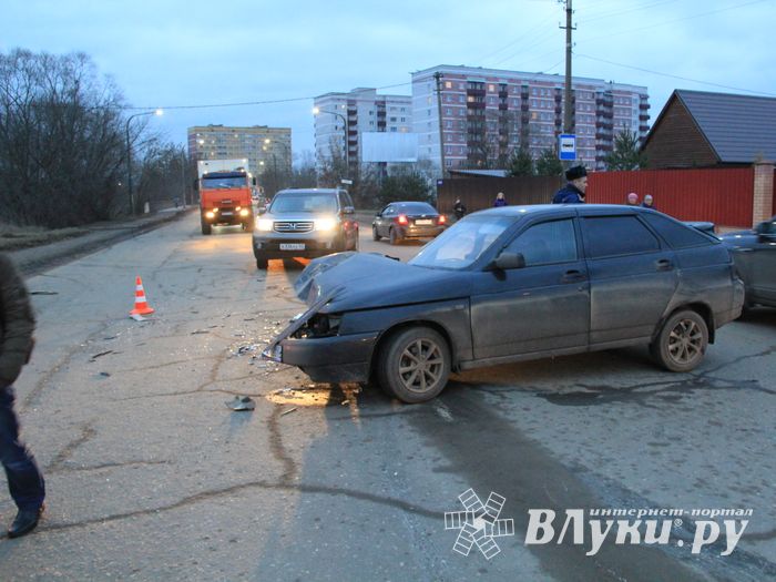 В Великих Луках произошла авария (фото)