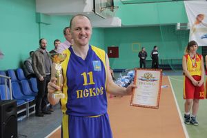В Великих Луках прошел чемпионат по баскетболу