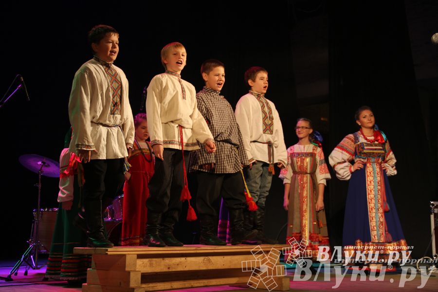 В Великих Луках прошел фестиваль живой музыки «Ставим на аватарках небо» (фото)