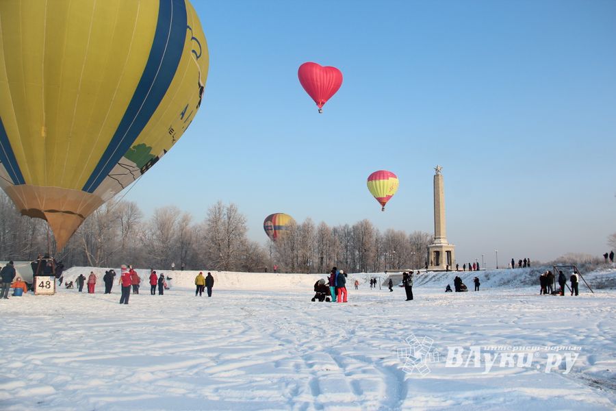 Над Великими Луками взлетели «Яблоки на снегу» (фото)