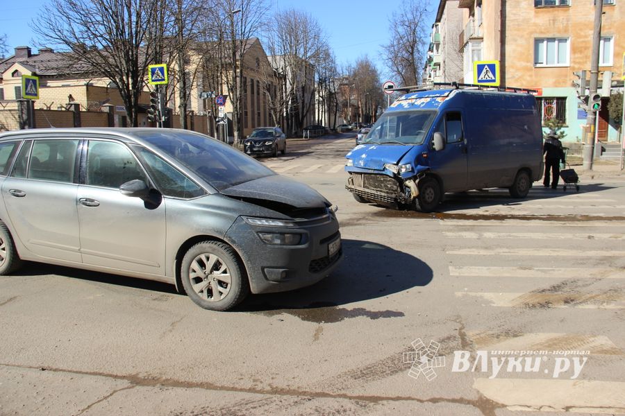 В Великих Луках произошло ДТП (ФОТО)