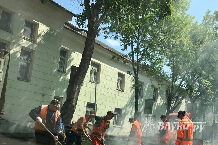 В Великих Луках проходит ямочный ремонт дорог (ФОТО)