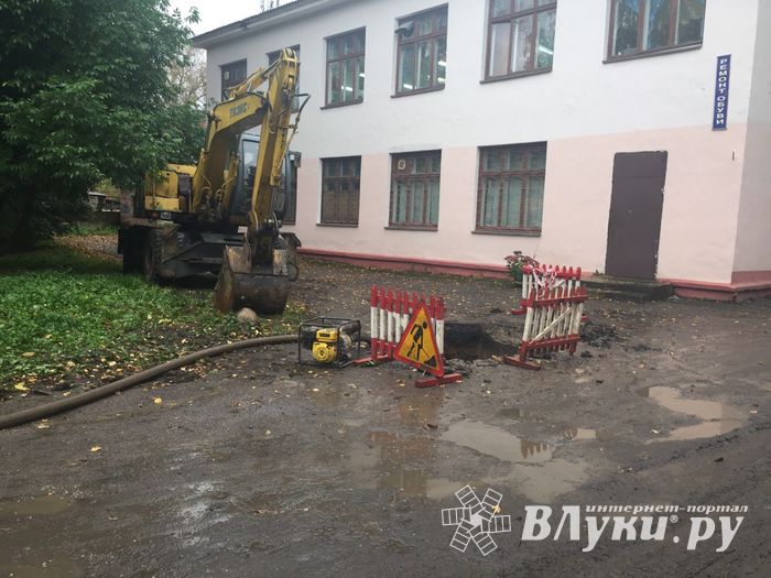 В скором времени ул. Сибирцева в Великих Луках останется без «лечебного гейзера» (ФОТО)