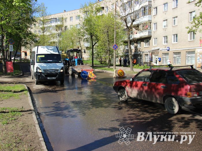 На Ставского ликвидируют аварию в водопроводе (ФОТО)