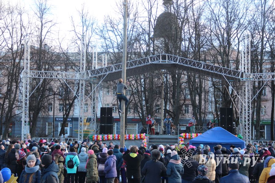 В Великих Луках широко отметили Масленицу (ФОТО)