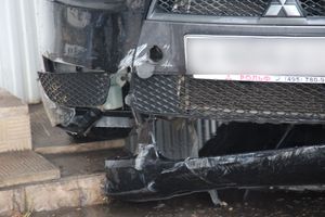 В Великих Луках автомобиль протаранил ограждение и «припарковался» на остановке (ФОТО)