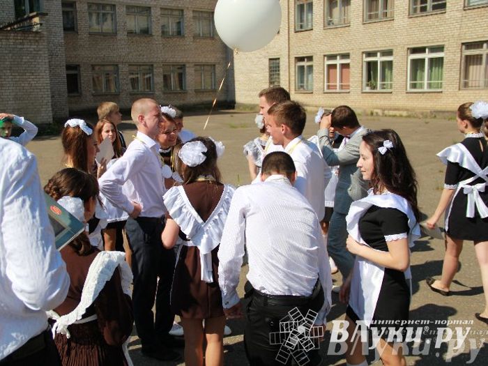 В Великих Луках прозвенели «Последние звонки»