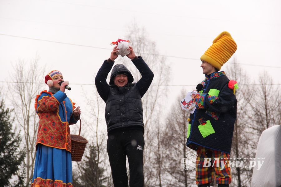 В Великих Луках сожгли Масленицу (фото)