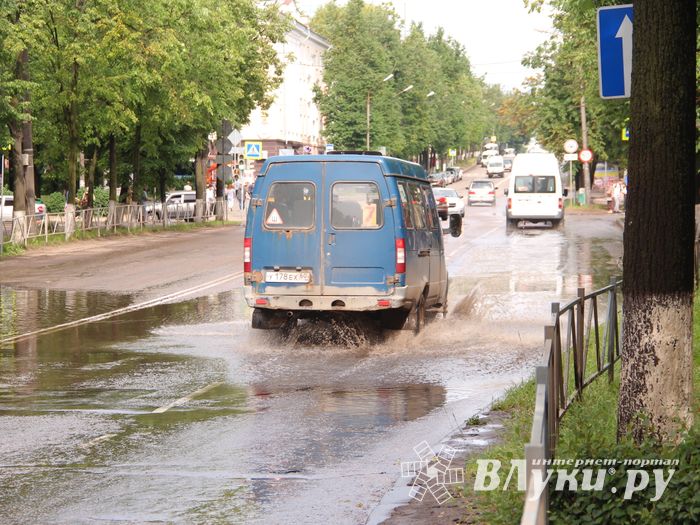 И плывем, и плаваем – Великие Луки после ливня (ФОТО)
