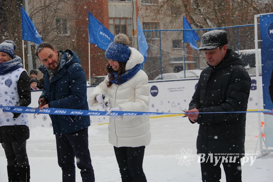 В Великих Луках появился новый каток (ФОТО)