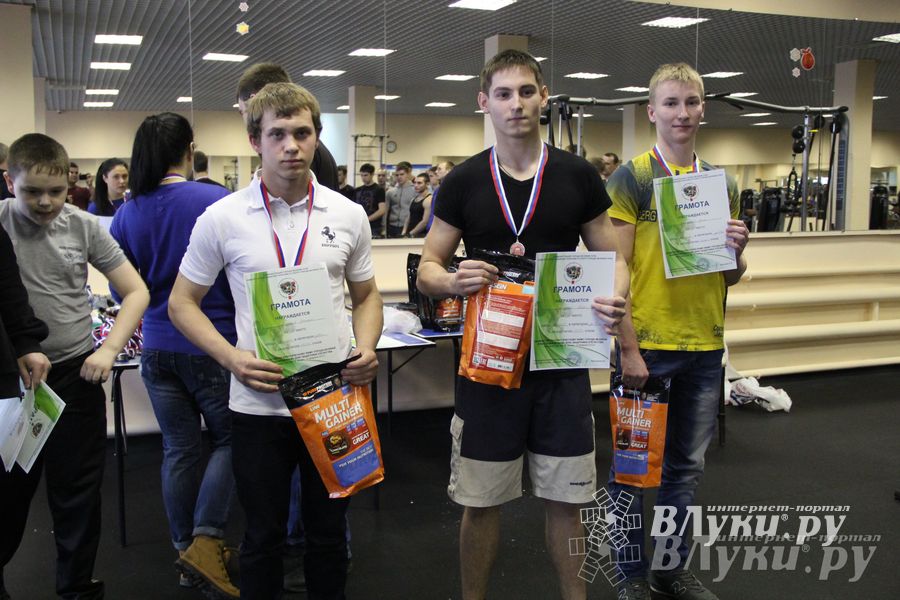 В Великих Луках состоялись Первенство города по жиму штанги и Первый Кубок города по армлифтингу (фото)