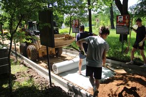 Идёт благоустройство Аллеи памяти 6-й роты в Великих Луках (ФОТО)