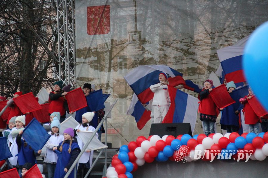 Митинг и праздничные гуляния в Великих Луках (ФОТО)