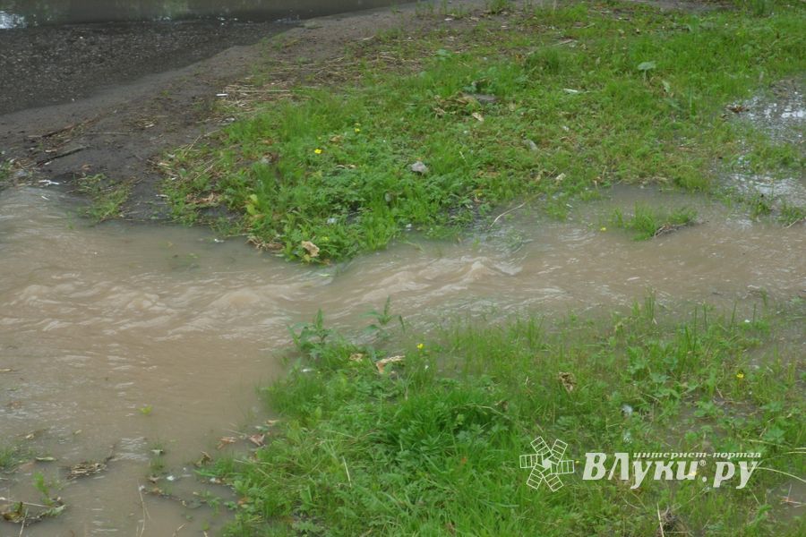 На проспекте Гагарина затопило дорогу (ФОТО)