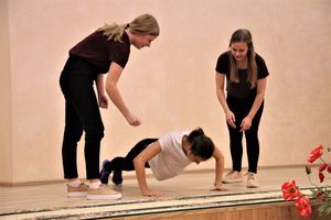 В Великих Луках ученики школы №13 поздравили своих педагогов (ФОТО)