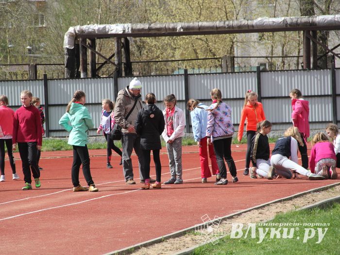 В Великих Луках проходят соревнования «Шиповка юных» (ФОТО)