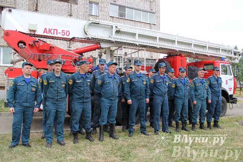 В Великих Луках прошли областные соревнования среди пожарных по спасению пострадавших