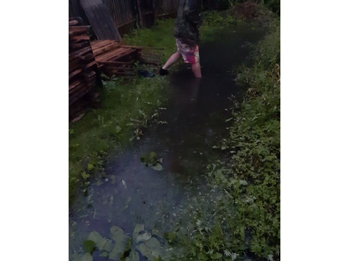 Великолучане жалуются на потопы во дворах (ФОТО)