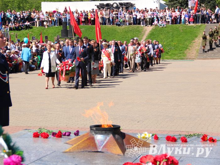 По центральному проспекту Великих Лук прошёл  «Бессмертный полк» (0+) (ФОТО)