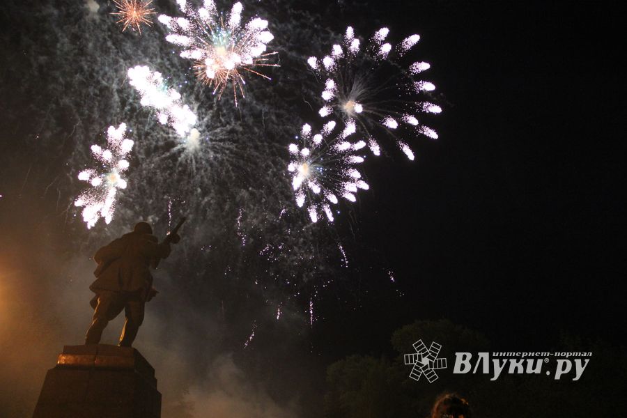 9 мая в Великих Луках. Шествие и салют