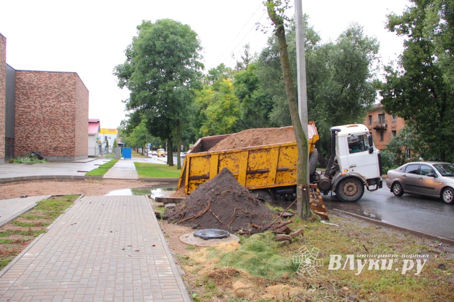 На проспекте Гагарина в Великих Луках провалился грузовик (ФОТО)