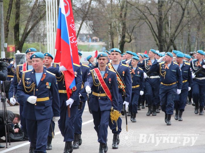 В Великих Луках прошел Парад Победы (ФОТО)
