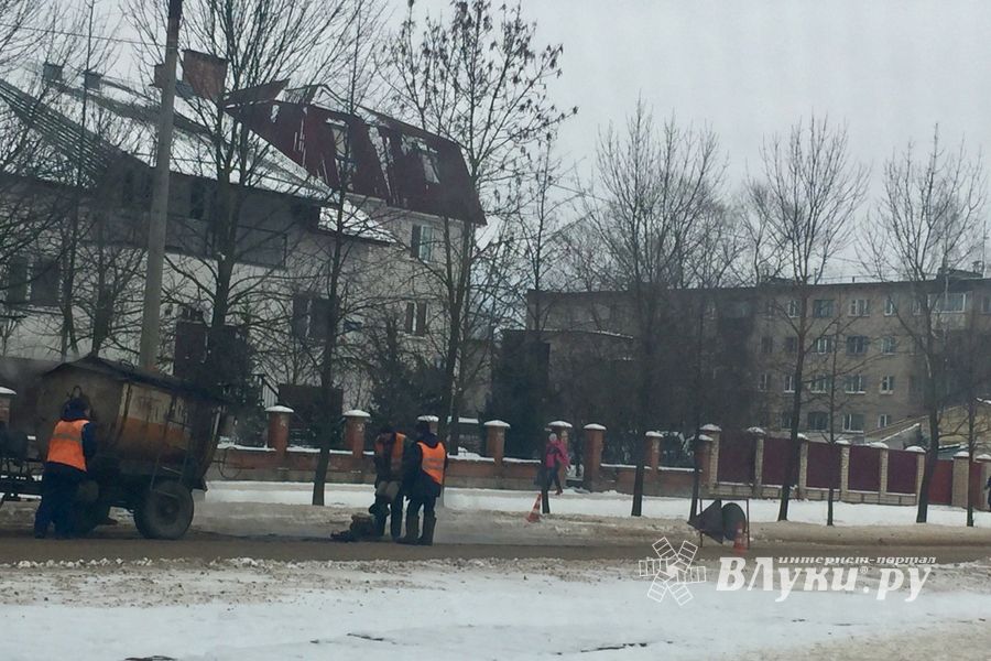 В Великих Луках производится ямочный ремонт (ФОТО)