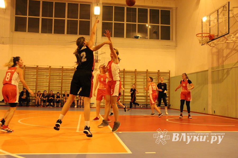 Великолукские баскетболистки борются за Кубок города (ФОТО)